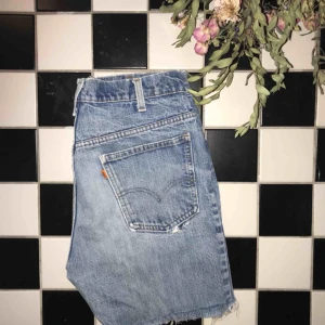 - Levi’s vintageshorts. Säljer pågrund av för stora.  Mått: 81 cm i höft/midja 53 cm i låret  40 cm långa 