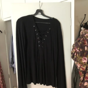  - En svart långärmad tröja, armarna är lite utsvängda. Knappt använd 