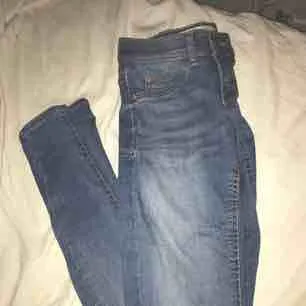 Jeans ,Modellen Alex (ljusblåa) Sitter väldigt bra och är stretchiga!💕 Bra skick! (Använt ett par gng) Tar swish (köparen står för fraktpriset)  . Jeans & Byxor.