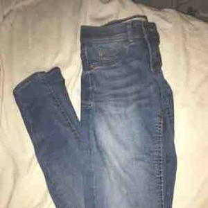  - Jeans ,Modellen Alex (ljusblåa) Sitter väldigt bra och är stretchiga!💕 Bra skick! (Använt ett par gng) Tar swish (köparen står för fraktpriset)  