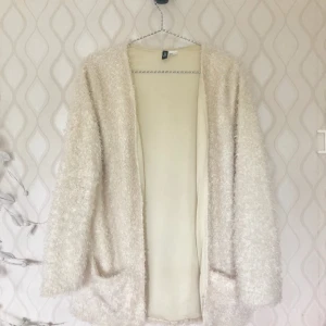  - 🍁Mysig tunn kappa till hösten. Passar till allt från snygga stövlar till sneakers och klackar. Lite längre modell. NYSKICK, använd ett fåtal gånger. Nypris: 399:-🍁  Betalning via Swish, vid ev frakt står köparen för denna :)