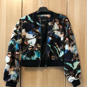  - Jättefin tunn bomberjacka ifrån Monki, använd några gånger. 