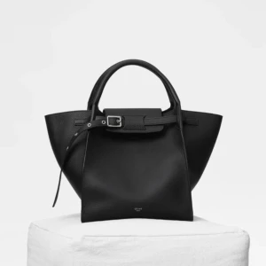  - Céline väska ”big bag” Strlk Small Köpt på Céline i Stockholm, kvitto mm finns kvar Nypris: 21 000 Väldigt gott skick Säljer då den aldrig kommer till användning Pris kan diskuteras vid snabb affär