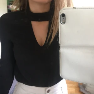  - En fin svart blus med inbyggd choker som passar till både fest och vardag💕skriv för fler frågor, frakt ingår ej