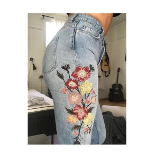  - Jeans från Bershka använda 1 gång. Superfina med mönster på sidan, säljer pga fattig 🖤 möts i Stockholm eller postar! :) 