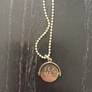  - Halsband där plattan går att snurra- när man snurrar står det ”I love you”