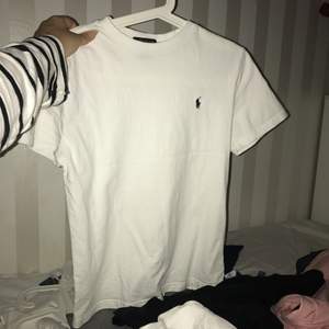 Vanlig basic vit Ralph lauren tröja i mycket fint skick. Strlk M men är dock rätt så tajt kring halsen osv. 150kr elr bud. Kan byta mot vans, fila, adidas, Nike osv. Frakt tillkommer på alla kläder jag säljer!!!!