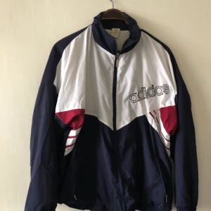  - Riktigt fet adidas vintage Windbreaker / sport / fritidsjaxka uppskattningsvis från mitten av 90-talet. Trevligt använt skick
