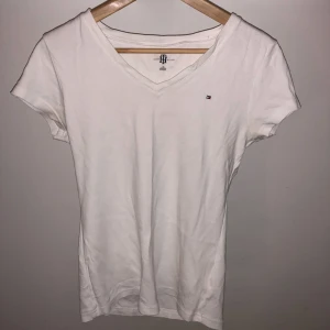 - Tommy T-shirt : L :- 70kr