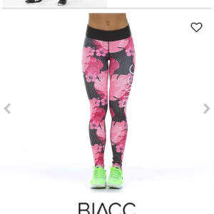  - Super sköna träningstights i storlek XS. Nyskick. Dom är i ett tjockt och härligt material, inte genomskinliga som andra träningstights kan vara. De är bara att fråga om fler bilder eller om du har frågor. Frakt ca 50kr köp båda blacc tightsen för 250kr