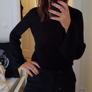  - Svart långärmad tröja från Mango. Lång i ärmarna, tunt sydd men inte så man ser igenom! Använd en sommarkväll under en klänning:)