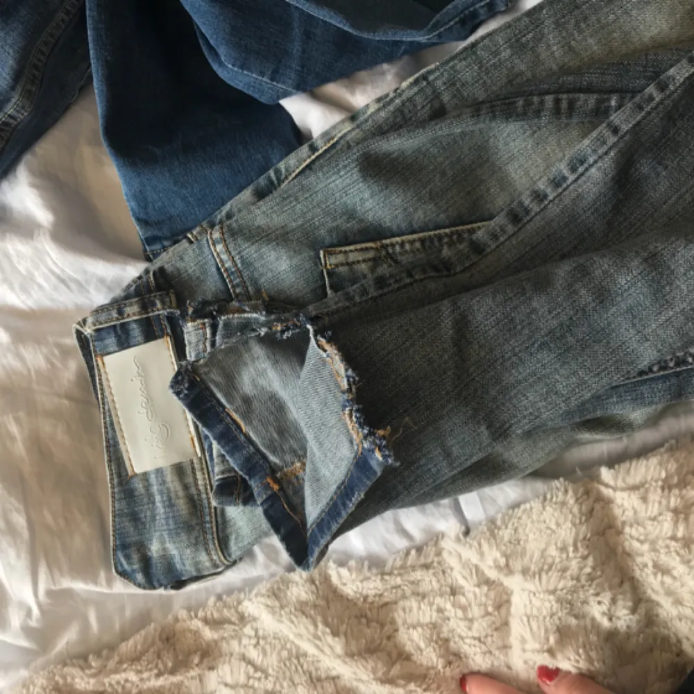 Supersnygga jeans från i dig denim. Använda en gång. Jag har klippt upp de lite längst ner som ni ser på ena bilden. Storlek 26. Modell Arizona . Jeans & Byxor.
