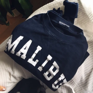  - Marinblå tröja från brandy Melville med vit text, väääldigt skönt härligt material.