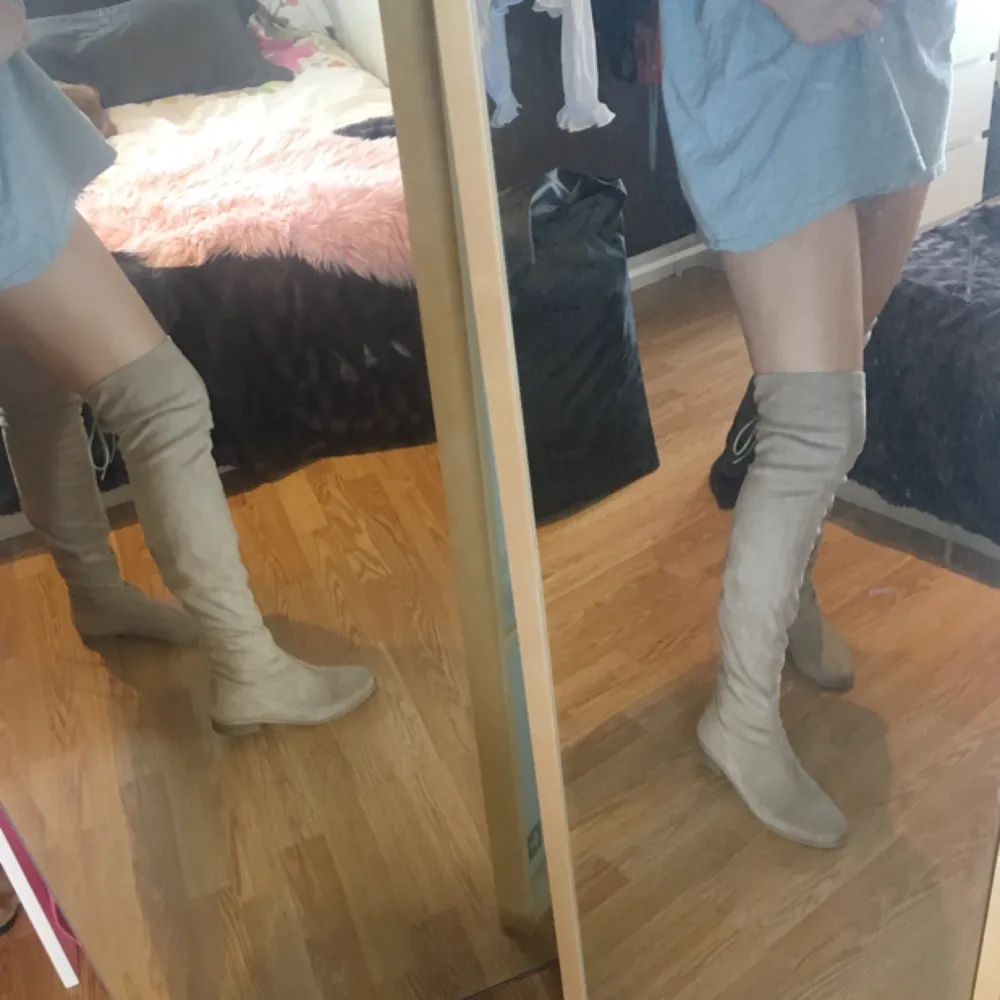 Over knee boots från Nelly i beige. Storlek 39. Är använda men i fint skick! Ord pris 599kr. Köparen står för frakt som till kommer (ca80kr). Skor.