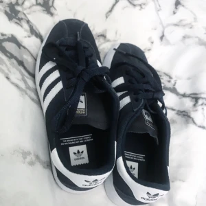  - Äkta marinblå adidas skor<3 Mocka material. • Aldrig använda och i nyskick! Strl: 36 Pris: 500 ink frakt