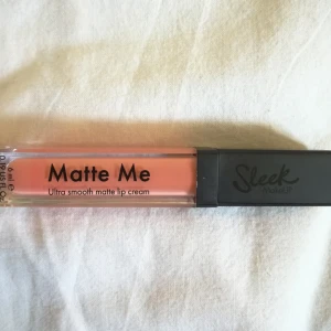  - Fantastiskt bra liquid lipstick från märket Sleek i färgen Apricot Bloom! Endast testad vid ca 2-3 tillfällen. Köparen står för frakt.🌞