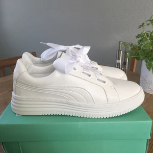 Vita sneakers - helt nya 🤍 - Vita skor som är nyligen köpta men tyvärr så är de för små för mig. Det ska vara storlek 40 men passar någon som har 38,5 eller 39. Extra skosnören tillkommer (se 3:e bilden). Frakt ingår i priset ☀️
