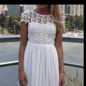 En vit klänning från DM Aldrig använd Säljer pga att den va för liten för mig En M kan även ha den