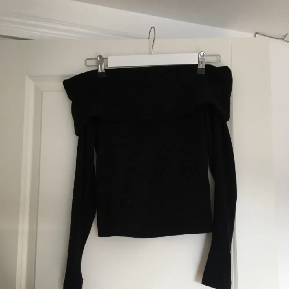 Stickad off-shoulder tröja från Zara, knappt använd, kan mötas upp i Malmö eller Lund, annars tillkommer fraktpris. Stickat.