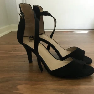  - Svarta skor i stl 37 från H&M. Klackhöjd 6cm! Priset är inkluderat med frakt. 