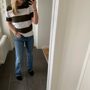 Snygg kortärmad tröja - Så fin tröja från Massimo Dutti. Inte vanligt t-Shirt material utan den är lite tjockare i ”extrafine cotton” stl M men passar S.💕