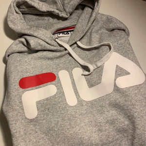 Fila hoodie strlk. S - Grå Fila hoodie i storlek S. Lite oversized.