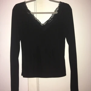 TRÖJA MED SPETSKANT - Jättefin tröja som tyvärr inte används.