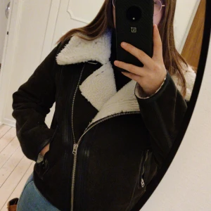 H&M Mockajacka - Mörkgröna mockajacka från H&M. Fodrad och med snygga läder detaljer. Stl 40