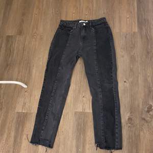 Nakd jeans strl 38, med slitningar längst ner, har klippt dom så dom passar mig som är 163. 150 kr och köparen står för frakt ⚡️