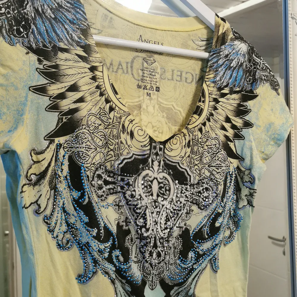 Exklusive tröja från Angels & Dimonds, i super fint skick. Köptes på tatuerings mässan i sthlm av tillverkaren. Ny pris 400kr ✨. T-shirts.
