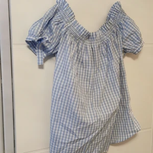 Söt blus  - Söt blus från hm, med knyt detaljer. Använd fåtal gånger ✨ kan samfrakta om man är intresserad av flera artiklar, blir bättre pris på frakt 🙏🏻