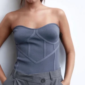 Zara topp - Så fin zara korsett/topp i en blå-grå färg och stretchigt material! Den är oanvänd och prislappen är fortfarande på❤️ 