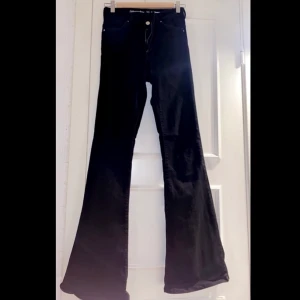 Utsvängda svarta jeans - Lite använda, storlek M