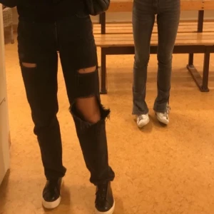 Zara jeans  - Säljer min svarat populära zara jeans. Dom finns inte kvart på zara! Super sköna och bra passform💕 (pris+frakt)