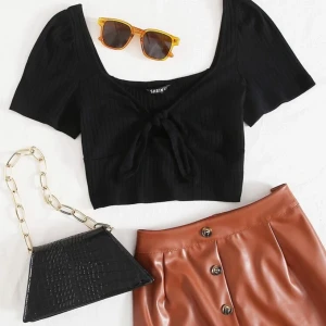 SHEIN t-shirt  - Fin kort t-shirt med Knut där fram från Shein, nyköpt men säljer pga för kort för mig på framdelen, köparen står för frakten! :) 