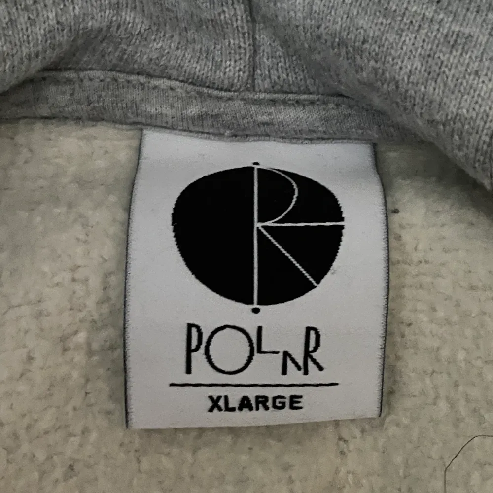 En grå hoodie från polarskate! Köpt på junkyard i Trollhättan! Väldigt bra skick då den bara är använd ett fåtal gånger:) Nypris 1199kr. . Hoodies.