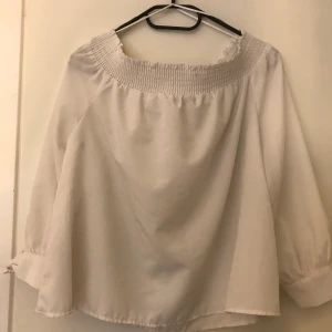 Luftig of shoulder blus i stl 38 - Jättegullig sommar/vårblus. Blusen e köpt på Gina för ca 3 år sedan men är knappt använd. Kragen är strechig och passar därav de flesta. Inga slitningar. Stl 38
