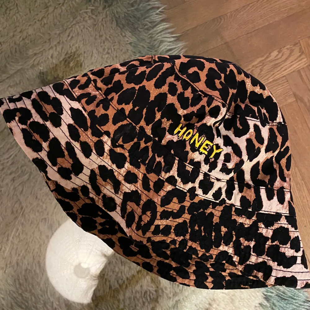 Fin äkta GANNI bucket hat i leopard 🐆 bra skick! Inget att anmärka på. . Accessoarer.