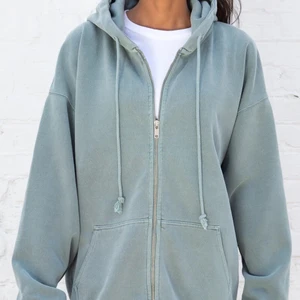 BRANDY MELVILLE ZIP UP HOODIE - säljer denna helt oavända och slutsålda zip up hoodie från brandy melville. färgen är Teal och storleken är onesize men den sitter oversized på allt från xs-m/l. lappar kvar då den som sagt är helt oavänd. köpt för 380kr!!!