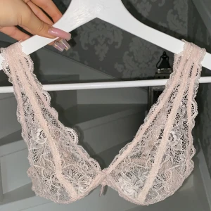 Söt spets BH - Säljer min supersöta ljusrosa BH i spets då den ej kommer till använding. Går att justera banden där bak🥰 Passar som en 75B/C. Den är köpt såhär, alltså har EJ klipp ut vadderingen. Sparsamt använd:) Hör av dig vid frågor💖 Nypris: ca 179 (minns ej riktigt)