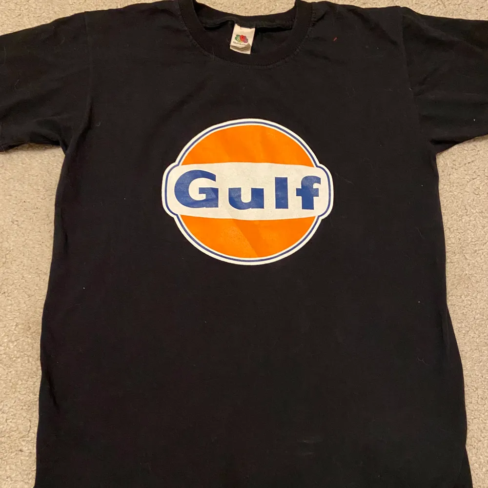 Svart Gulf t-shirt, knappt använd.. T-shirts.