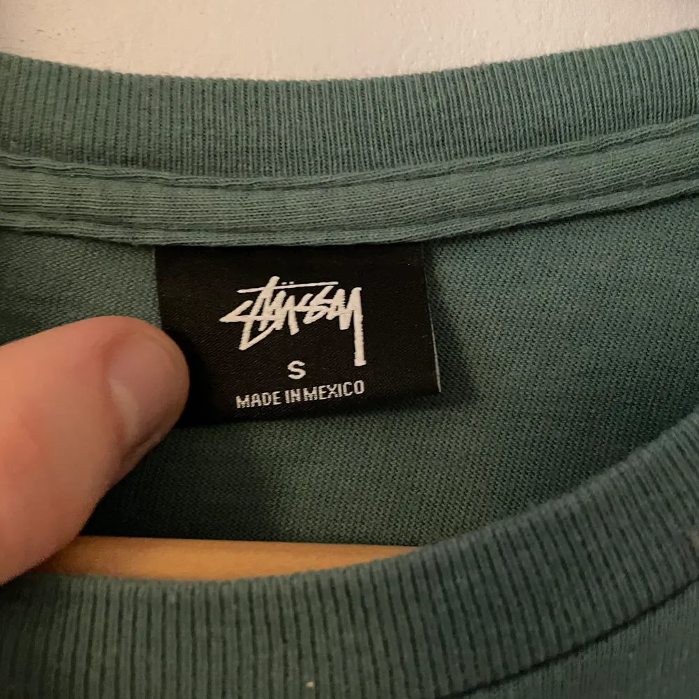 Grön Stussy t-shirt i storleken S. Köpte för ungefär ett år sedan och tyvärr var tröjan för liten :(. Därför säljer jag nu vidare den!! Ord. pris: 450. T-shirts.