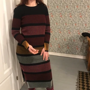 Lång randig klänning - Fantastiskt fin klänning från HM som inte kommer till användning. Väldigt bra skick.    Visas på någon som är 170 cm lång, så kommer kännas längre på någon som är kortare.                                                             Storlek S, men skulle säga att den passar bäst på någon som har M/L (den är väldigt stretchig)💜                                                         Har små ”snitsar” längst ner och längst ner på ärmarna - bild 2 och 3 - (kan visa tydligare genom andra foton om det önskas)