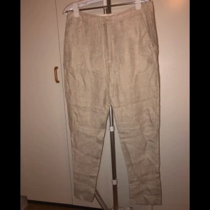 Hope byxor i linne storlek 40 - Superfina linnebyxor från hope i storlek 40! Kan mötas upp i Lund och Malmö, även posta och då tillkommer fraktkostnad! 