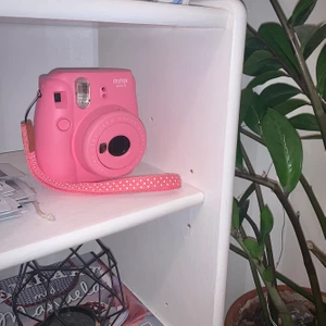Polarid kamera ✨ - ✨INTRESSEKOLL✨ på min-                                    rosa instax mini 9 polarid kamera som jag funderar på att sälja. Köpt för lite mer än ett år sen och är sparsamt använd men är ändå en bra kamera med fina bilder/bra kvalite. Köpare står för frakt!