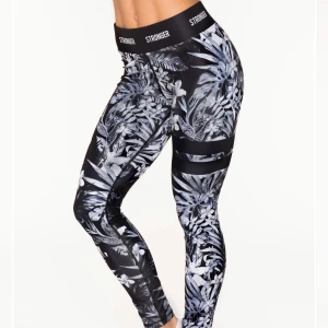 Stronger träningstights - Säljer dessa träningstightsen från stronger. Supersköna! Storlek xs. Använda ett antal gånger, men i bra skick 🤩 pris går att diskutera. Kontakta mig privat för egna bilder! 