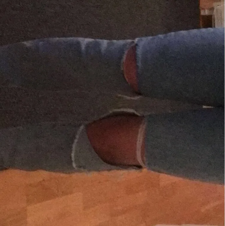 Ett par slitna mom jeans, byxorna är ”pösigare” i verkligheten. Säljer för kommer aldrig till använding längre 😌. Jeans & Byxor.
