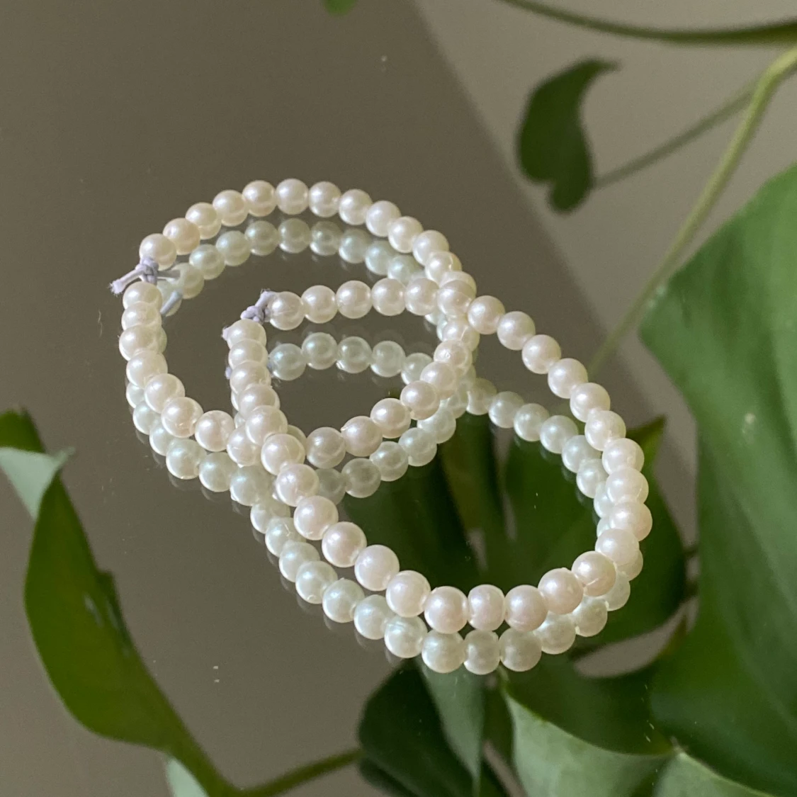 Pärlhalsband och armband, plast