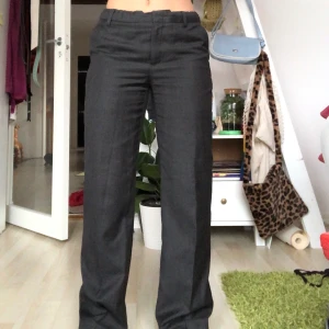 Lowwaist kostymbyxor - Ursnygga lågmidjade gråa kostymbyxor. Resår i midjan så passar s-l beroende på hur man vill att de ska sitta. Visas på en m. Kom privat vid intresse. Jag är 168. Köpare betalar frakt.  Två mindre hål på rumpan. Högsta bud 580kr. Avslutas 11/1 20:00