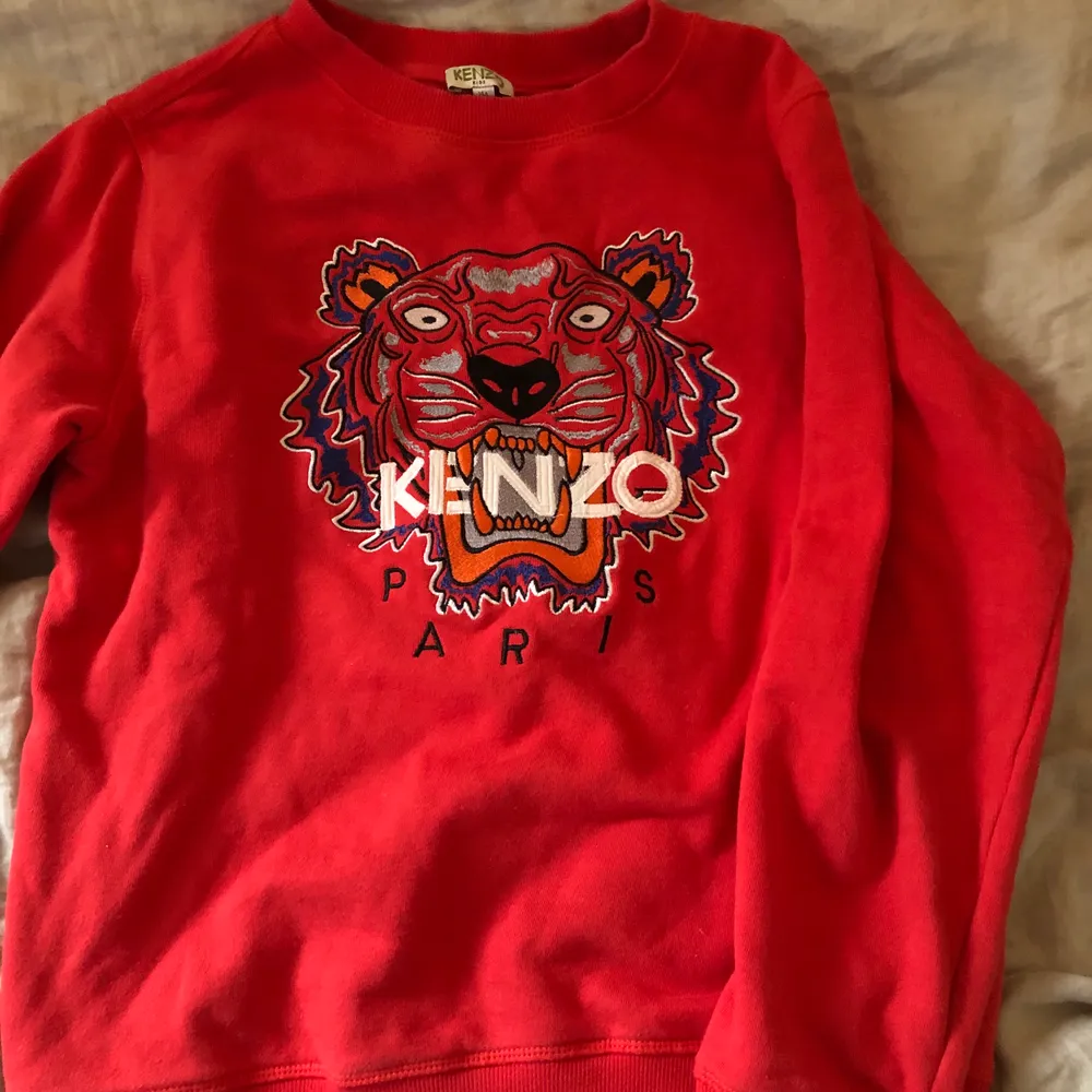 Röd kenzo tröja i kids modell. Väldigt unik med färgen, köpt på NK i Stockholm för några år sedan kommer tyvärr inte till användning. Sitter som en XS/S💓 köparen står för frakt. Tröjor & Koftor.